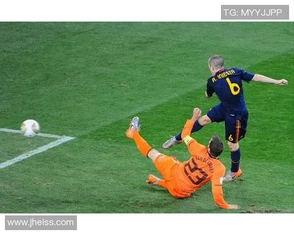 老外挑战极限模仿不同足球明星的精彩瞬间与搞笑表演